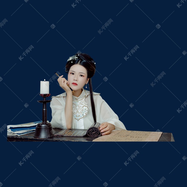 手拿毛笔坐在桌案前的古风美女