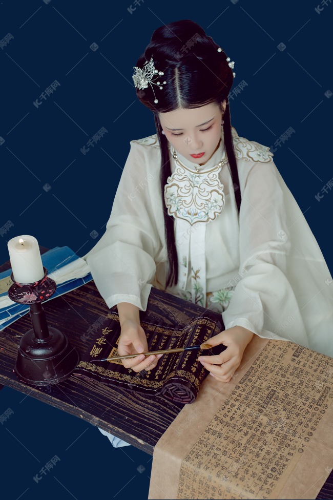 烛光下伏案写毛笔字的古风美女