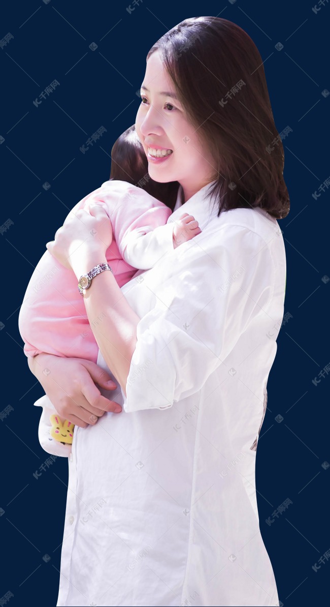 婴儿在妈妈肩上熟睡