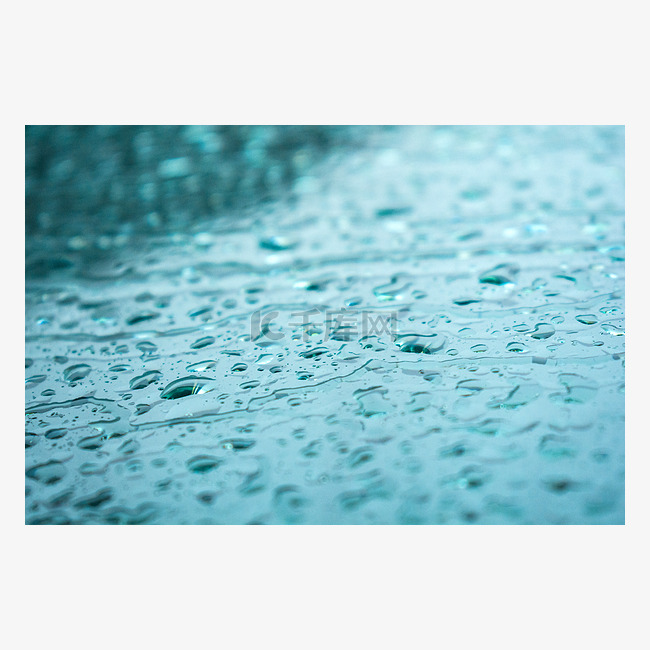 汽车玻璃上的雨水