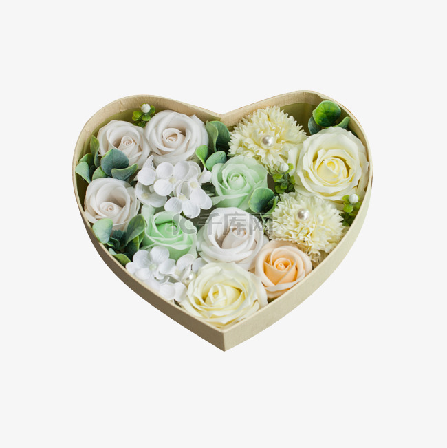 一个装满鲜花的爱心礼盒