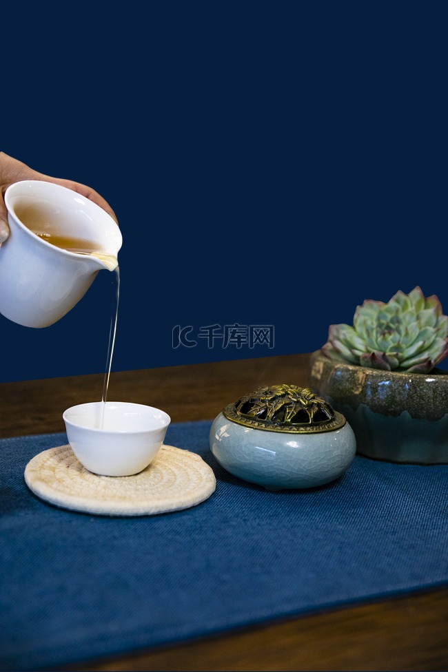 茶禅白天茶室内倒茶