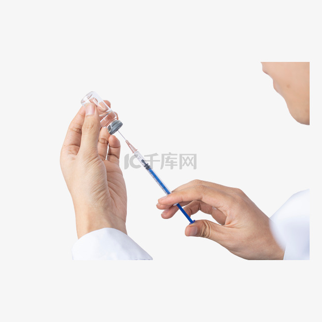 护士调试疫苗的用剂量