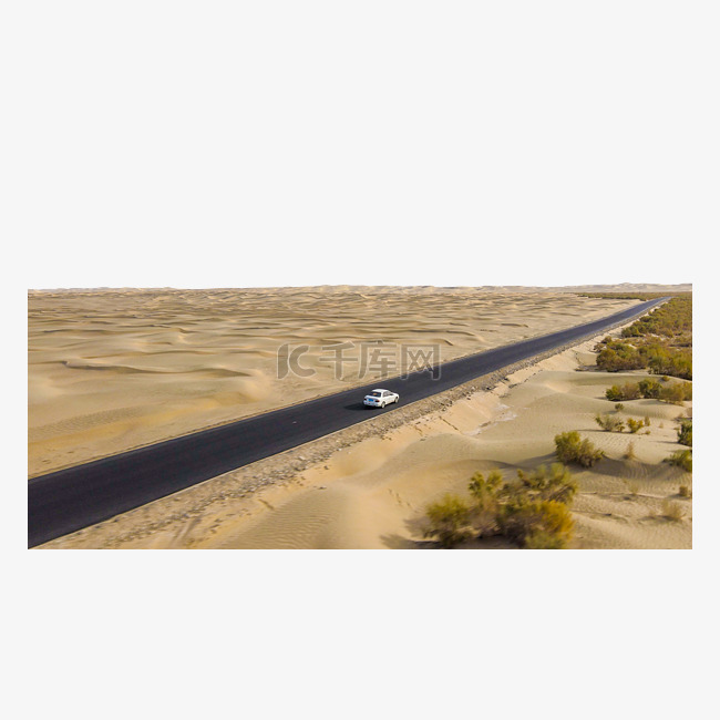 沙漠公路里飞驰的汽车