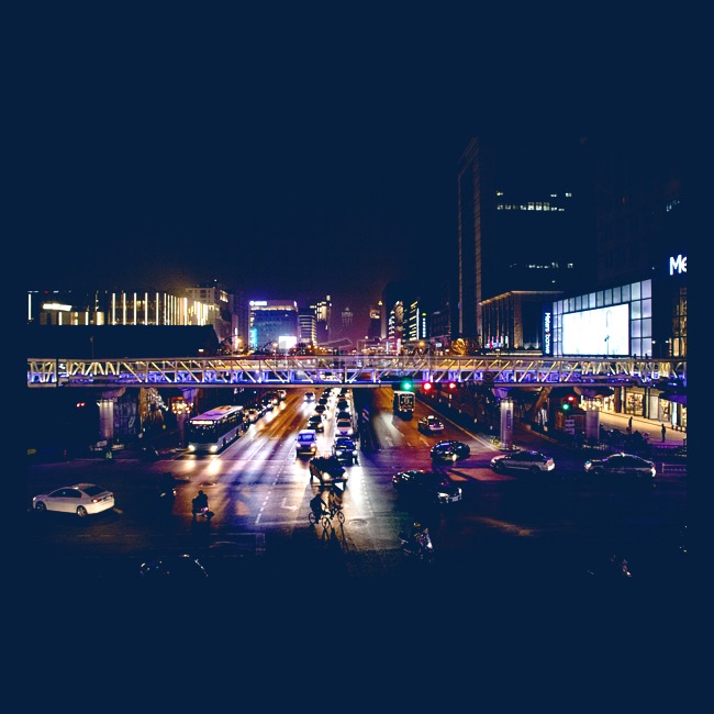 公路车水马龙都市夜景