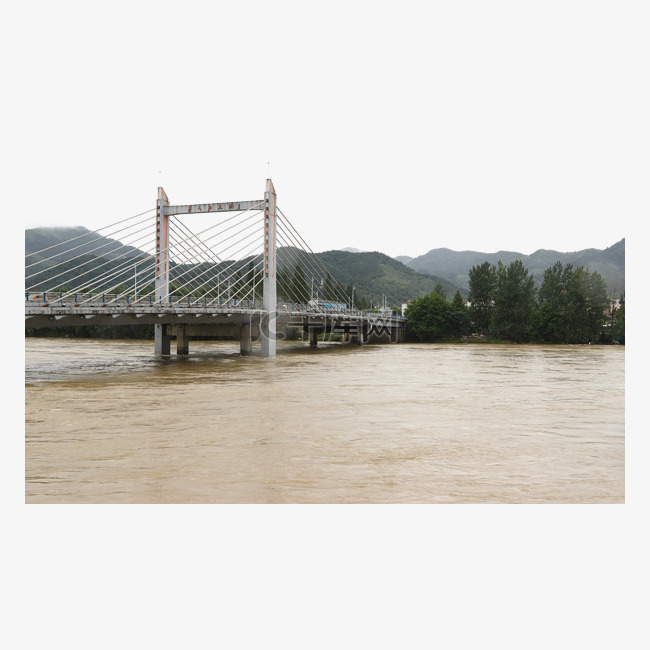 被洪水侵袭的桥