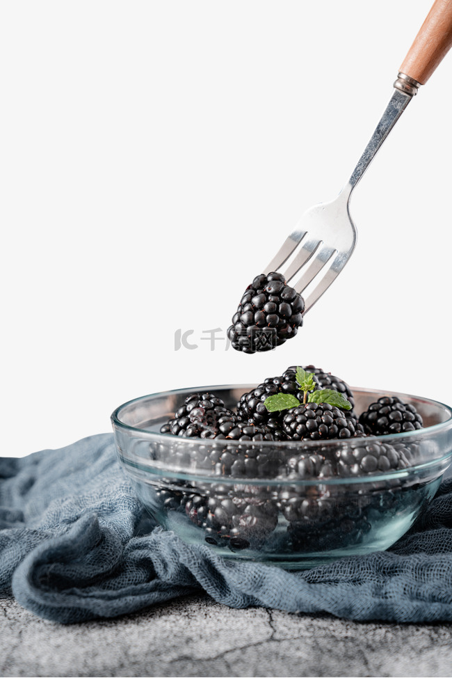 黑莓水果食品营养静物摆拍叉起果