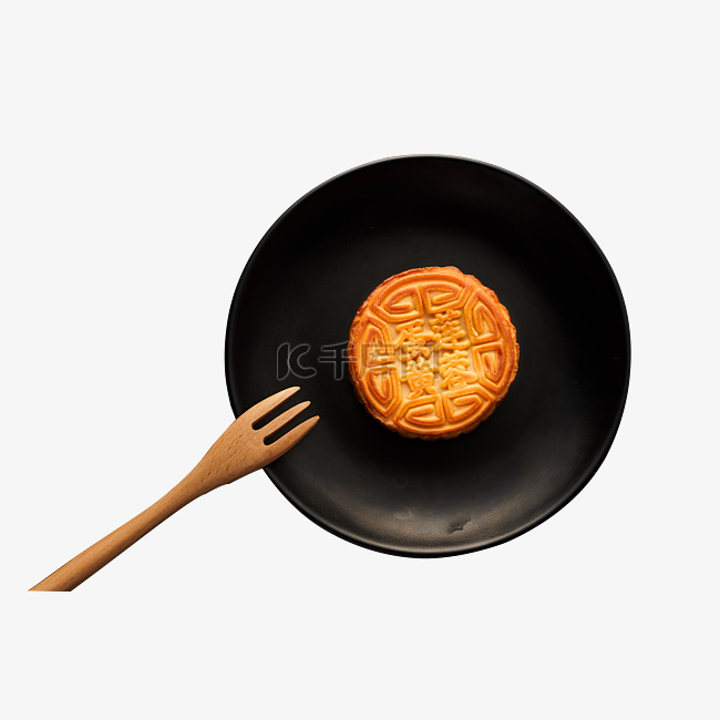 黑色盘子里的中秋传统月饼