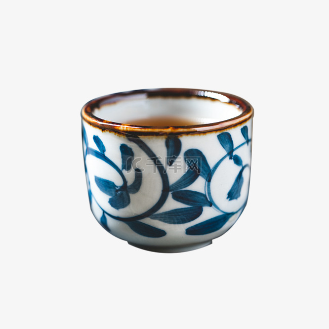 青花陶瓷茶杯与红茶
