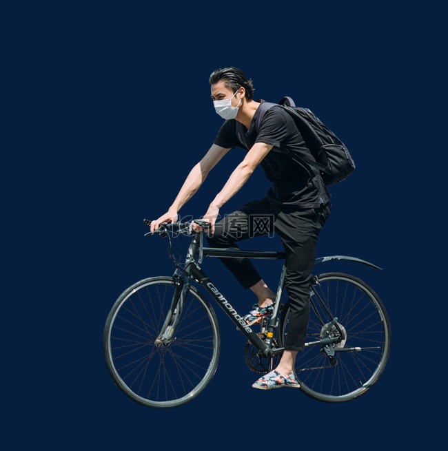 男生骑自行车