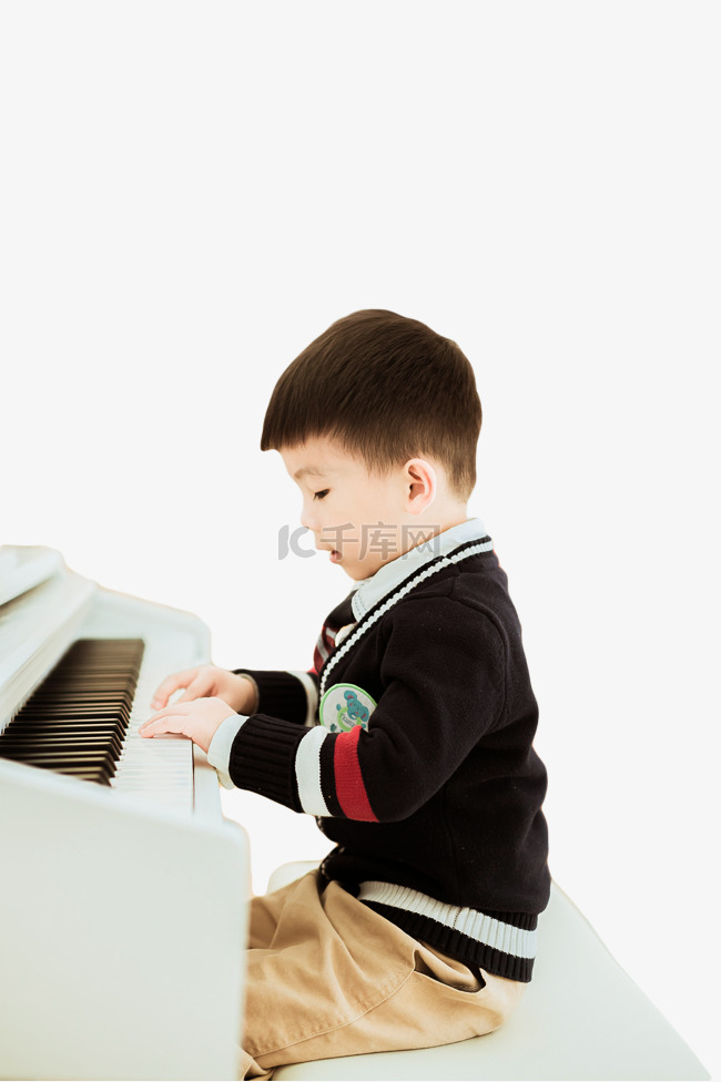 弹钢琴孩子