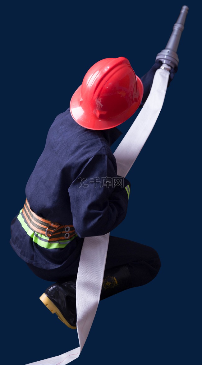 消防安全救援灾难英雄手拿水管