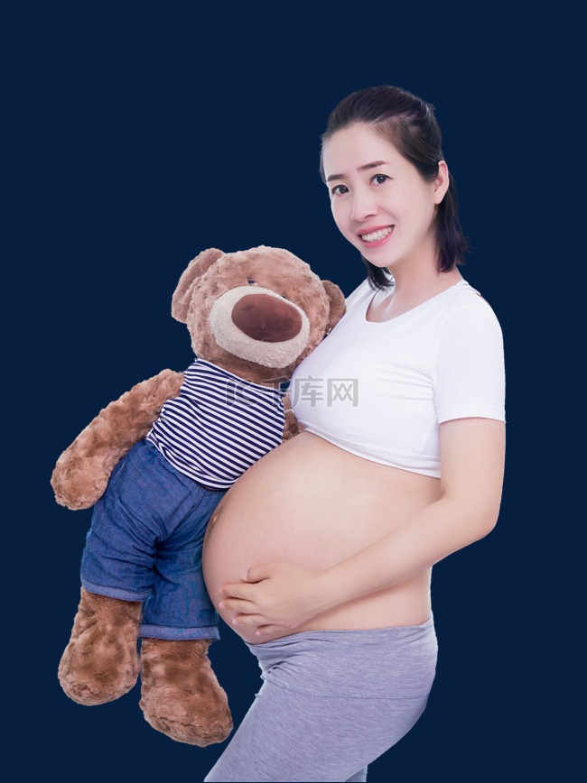 孕妇怀抱抱抱熊