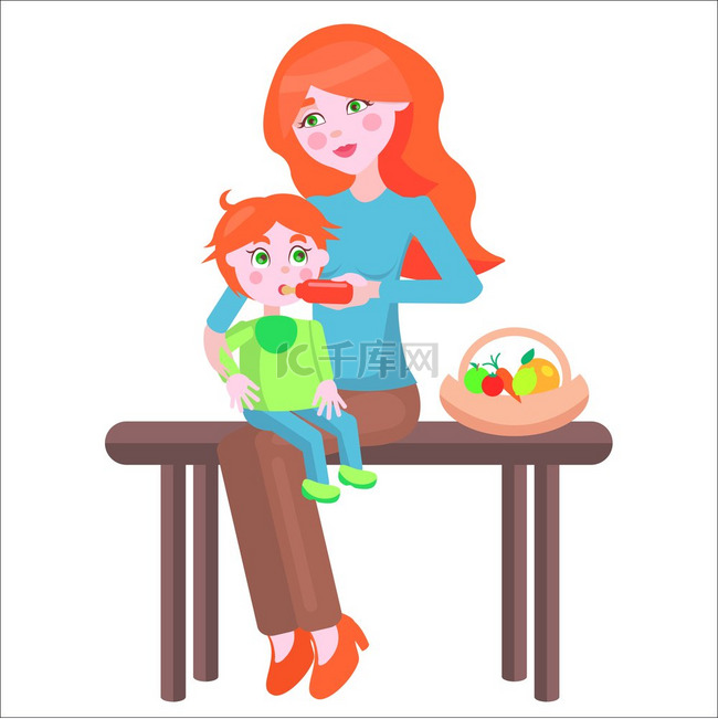 年轻的红发母亲坐在水果篮旁边的