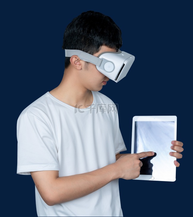 年轻男性VR眼镜科技手指平板