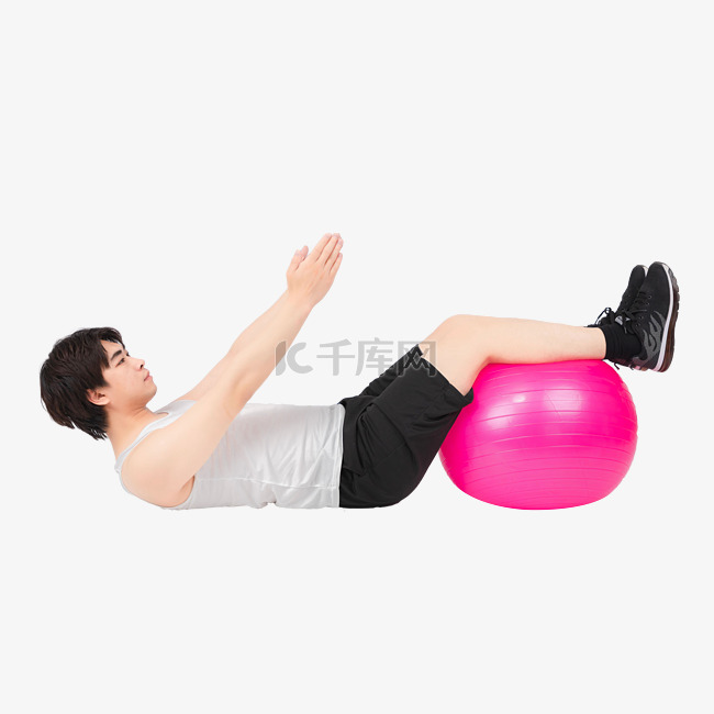 躺着瑜伽球健身的男孩
