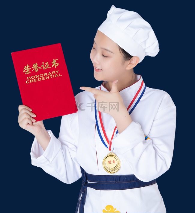 年轻女厨师手指着荣誉证书