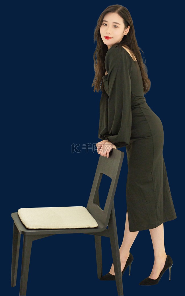 美女扶着椅子