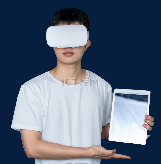年轻男性VR眼镜科技手拿平板