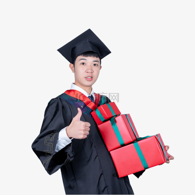 大学生毕业穿学士服手拿礼物盒