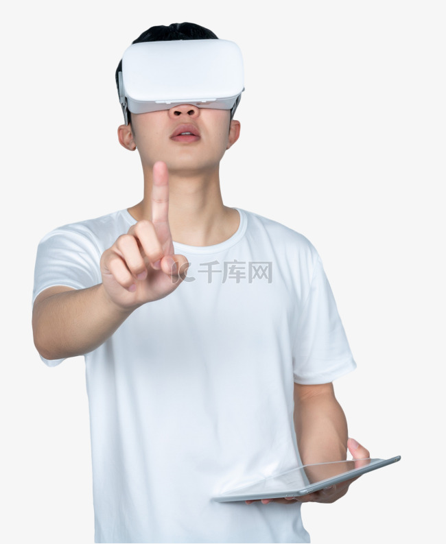 年轻男性VR眼镜科技手拿平板点击