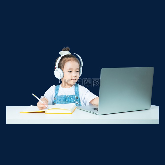 线上教育女孩操作电脑