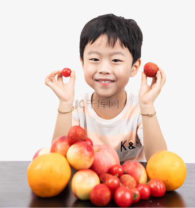 夏季男孩吃水果