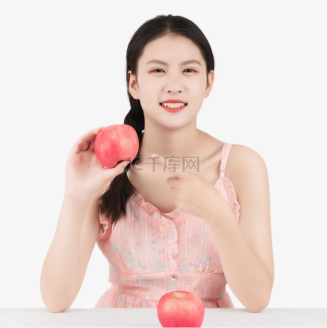 女孩手拿苹果
