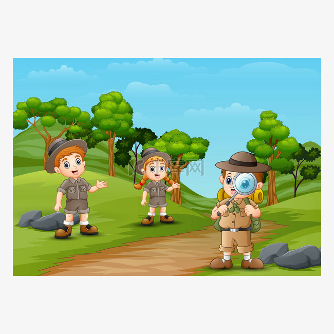 快乐探险家孩子在通往森林的道路