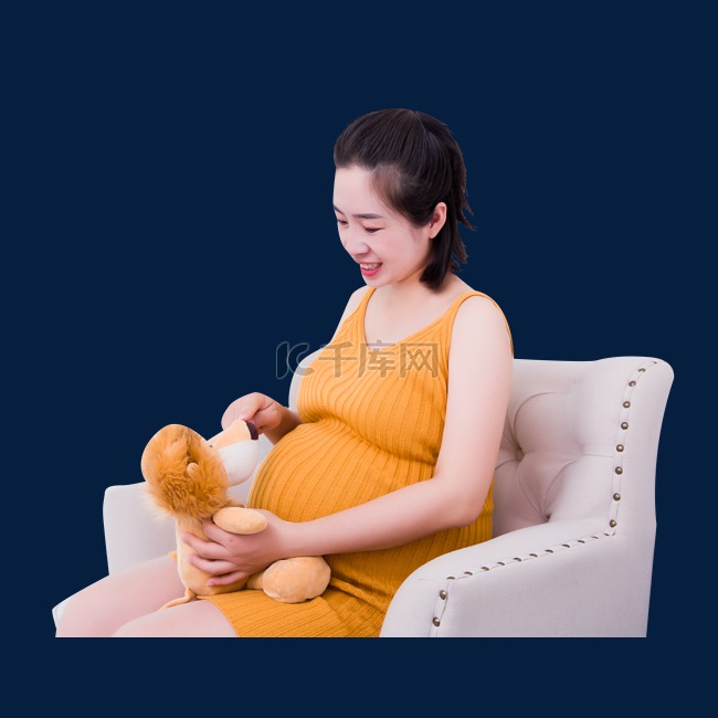 孕妇美女沙发坐着玩布偶