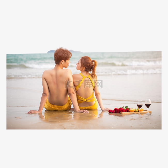 爱情白天面对面的情侣沙滩坐着