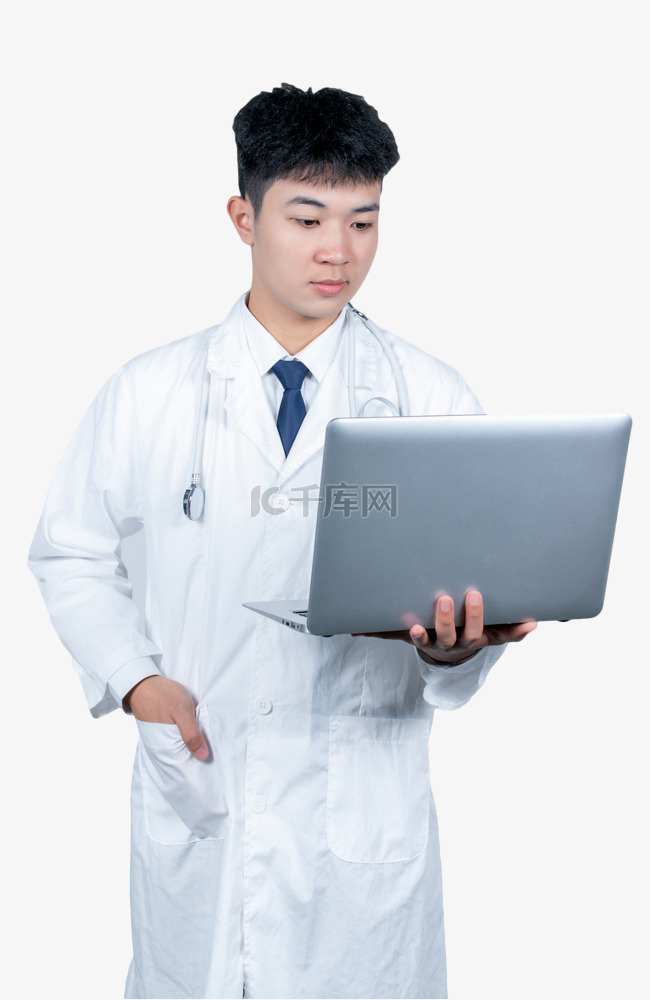 青年男医生看笔记本电脑