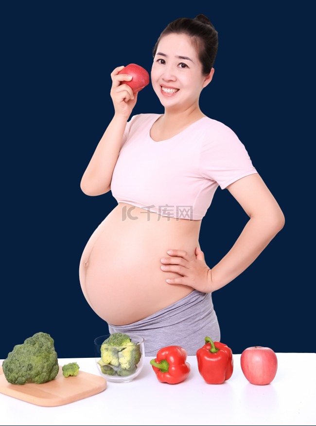孕妇手拿苹果