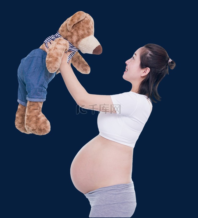 孕妇举起抱抱熊