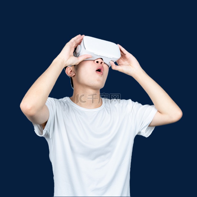 年轻男性VR眼镜科技惊讶表情