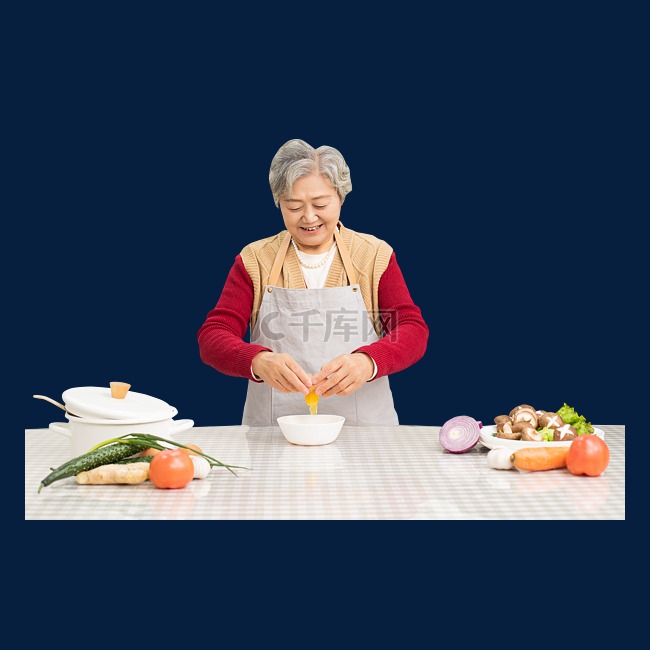 老奶奶在厨房为一家人准备晚餐