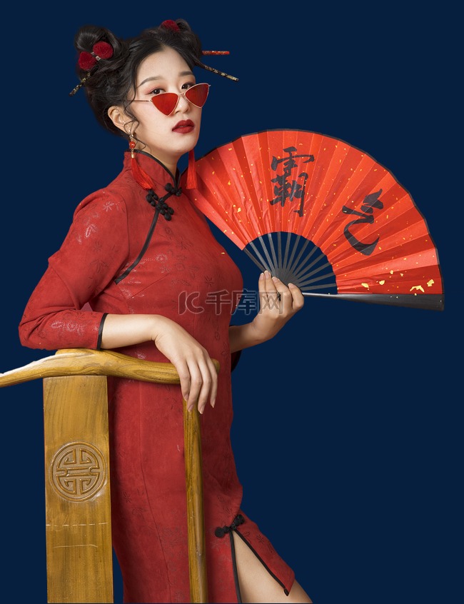 春节国潮旗袍美女手拿折扇