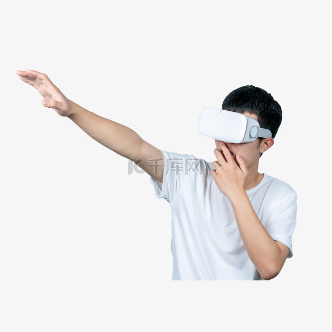青年男子戴VR眼镜体验虚拟游戏