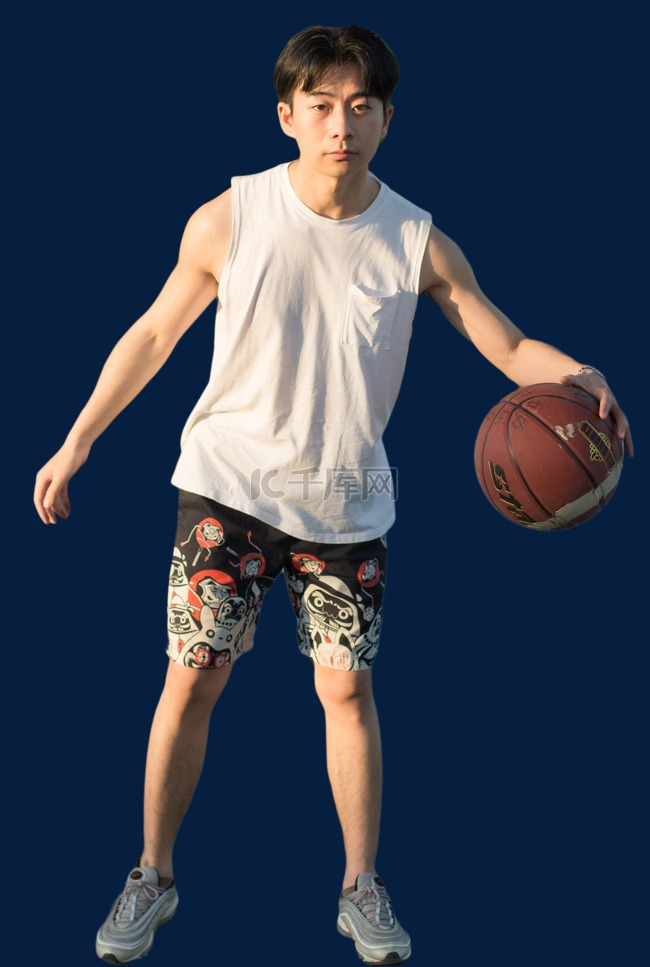 男生打篮球