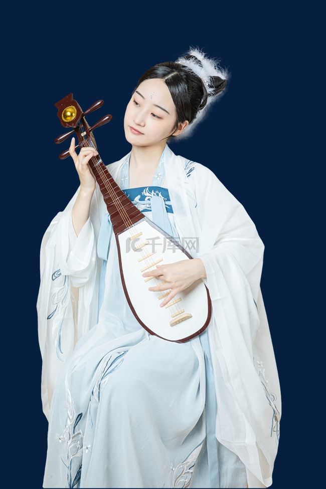 国潮文化复兴汉服美女坐着弹琵琶
