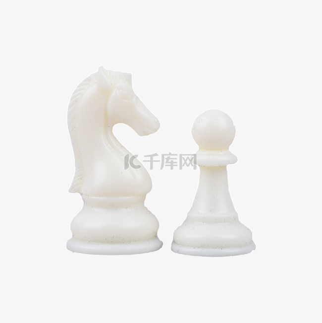 两个国际象棋白色棋子简洁