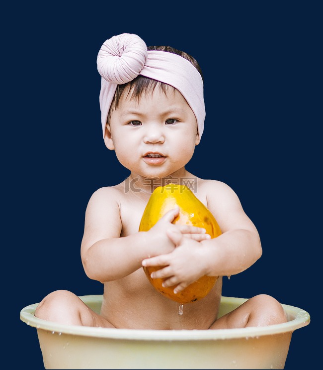 孩童抱着芒果坐在盆里洗澡人物