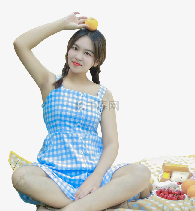 夏季美女野餐吃水果