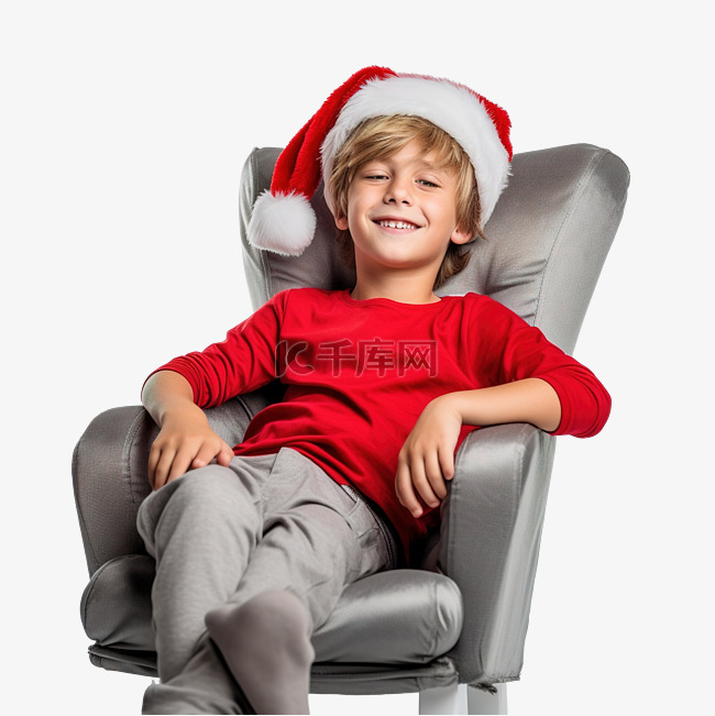 一个快乐而快乐的男孩躺在椅子上