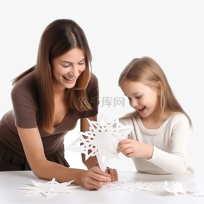 可爱的女孩和妈妈制作纸雪花来装