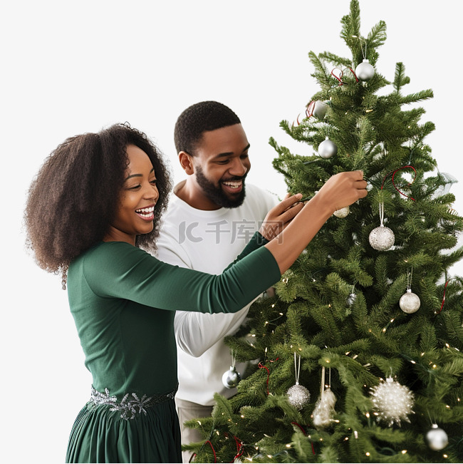 装饰圣诞树的快乐黑人夫妇的肖像