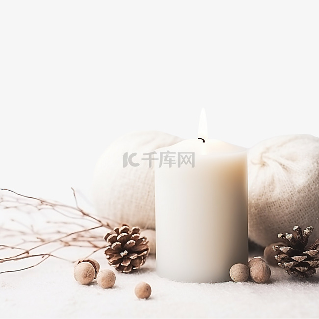 燃烧的蜡烛和圣诞装饰