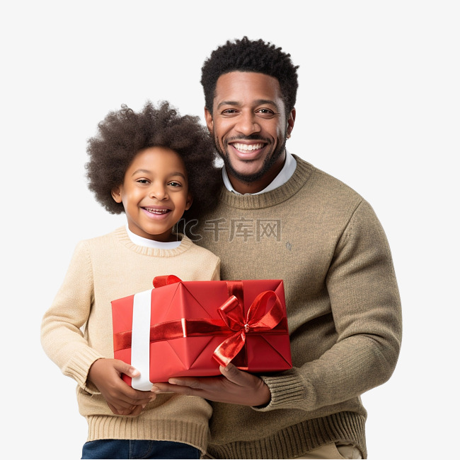 一位非洲裔美国父子拿着圣诞礼物