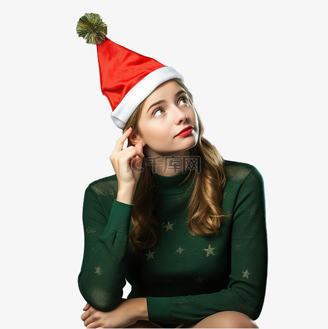 戴着圣诞帽的女孩在孤立的绿色上