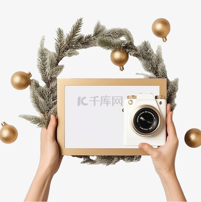 女手拿着相框和相机在圣诞装饰旁